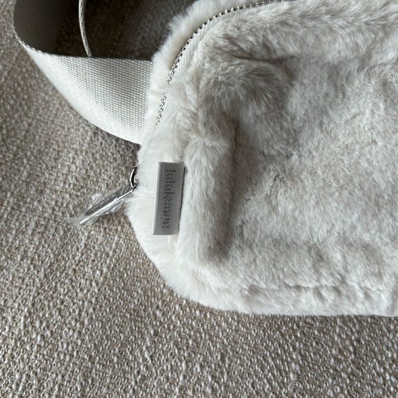 Lululemon Everywhere Belt Bag 1L NWT Bone/Silver - Picture 3 of 7